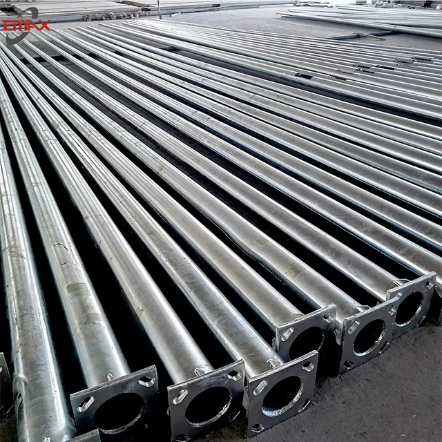 Cột đ&egrave;n ngo&agrave;i trời bằng th&eacute;p mạ kẽm nh&uacute;ng n&oacute;ng